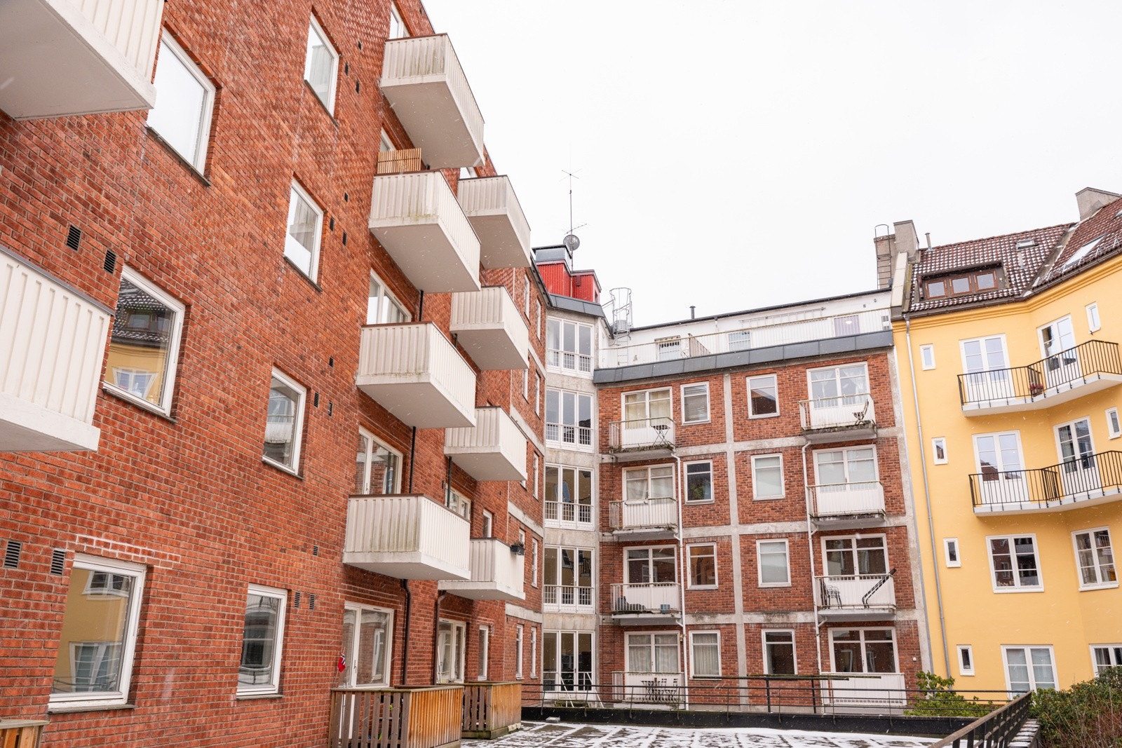 Hele leiligheten vender mot rolig bakgård uten biltrafikk. Galleribilde