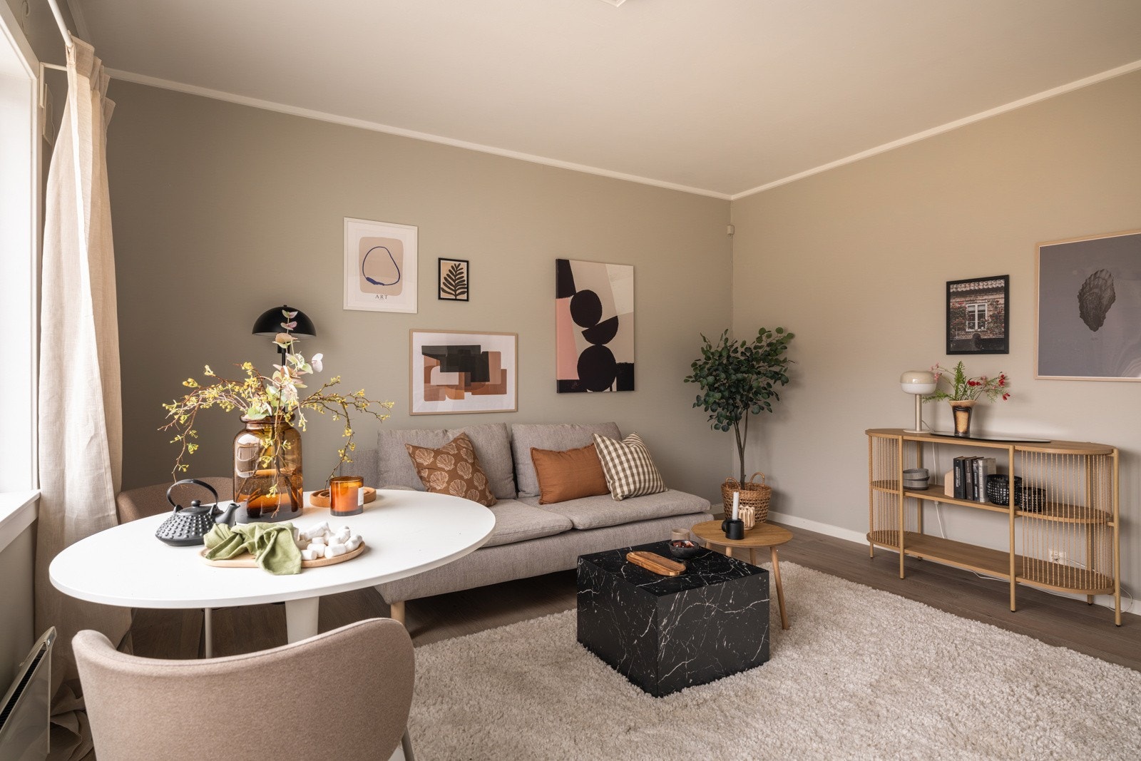 Stuen er det naturlige oppholdsrommet i leiligheten, og er et lyst, fint og luftig rom. Galleribilde