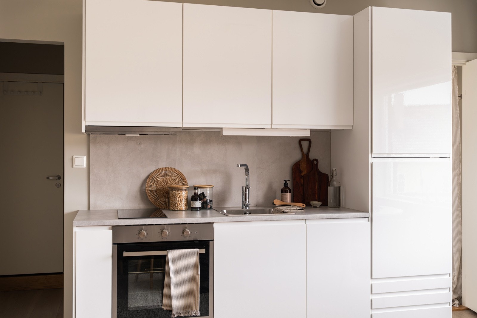 Lyst og moderne Ikea-kjøkken som var nytt i 2020. Innredningen har hvite glatte fronter og laminert benkeplate med nedfelt oppvaskkum. Galleribilde