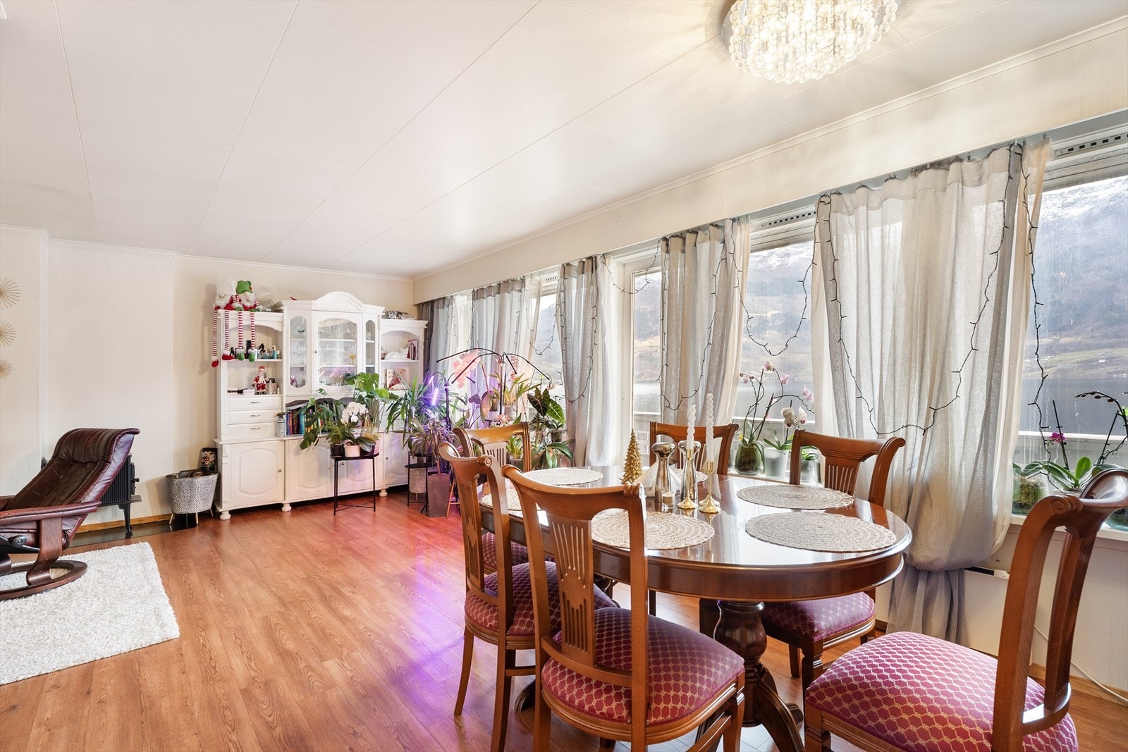 Reisetevegen 7 - Pen stue med lysmalte vegger og flott laminatgulv. Galleribilde