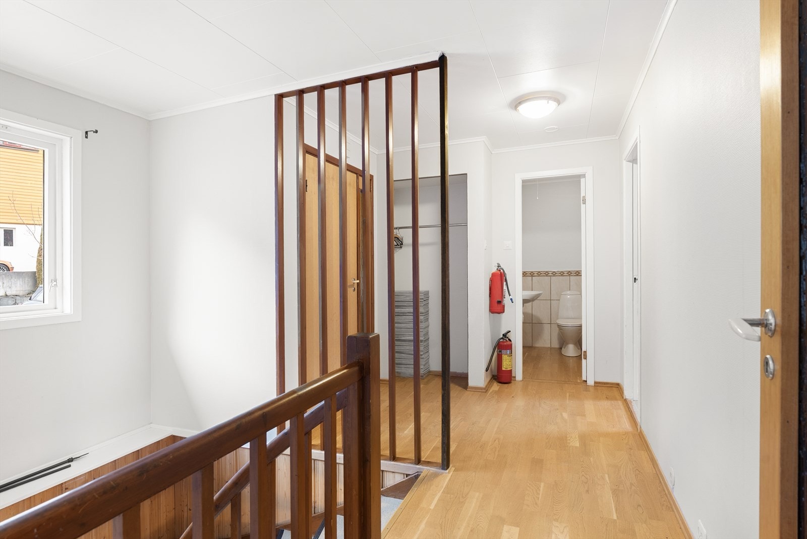 Lys og trivelig hall med trapp ned til underetasjen Galleribilde