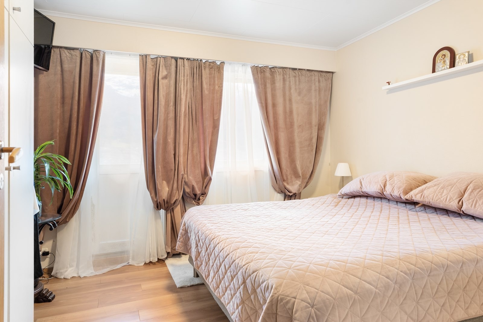 Hovedsoverom med garderobeskap med god plass til oppbevaring av klær Galleribilde