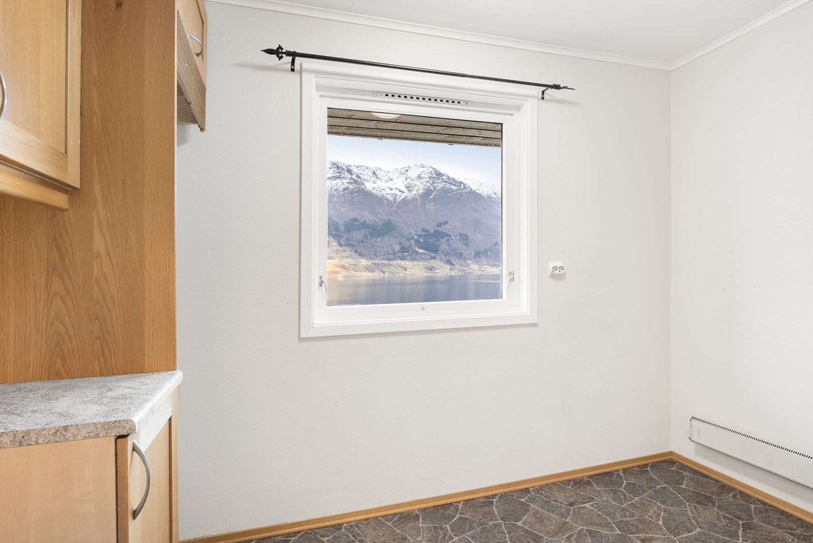 Nydelig utsikt kan nytes fra kjøkkenbordet Galleribilde