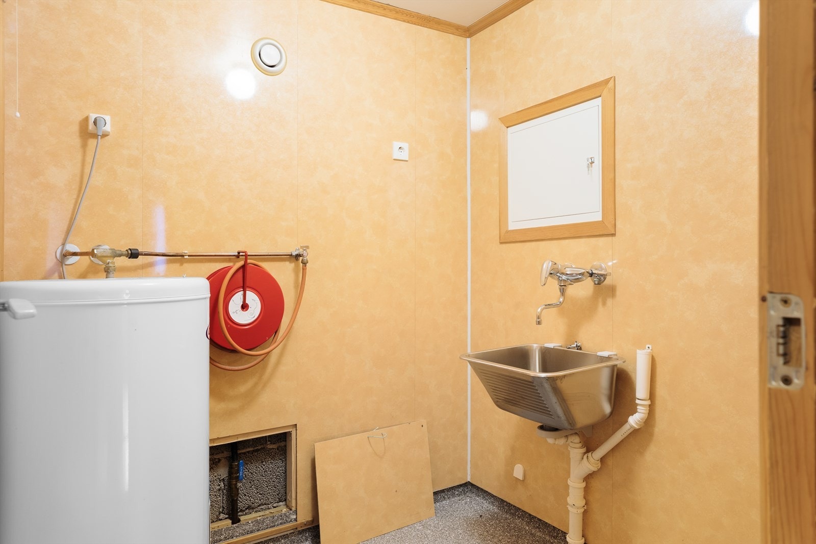 Separat og praktisk vaskerom Galleribilde