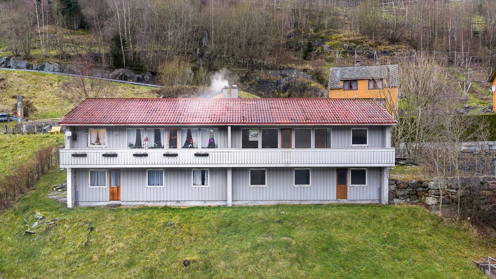 Stor tomannsbolig med stor tomt på ca. 1 mål. Galleribilde