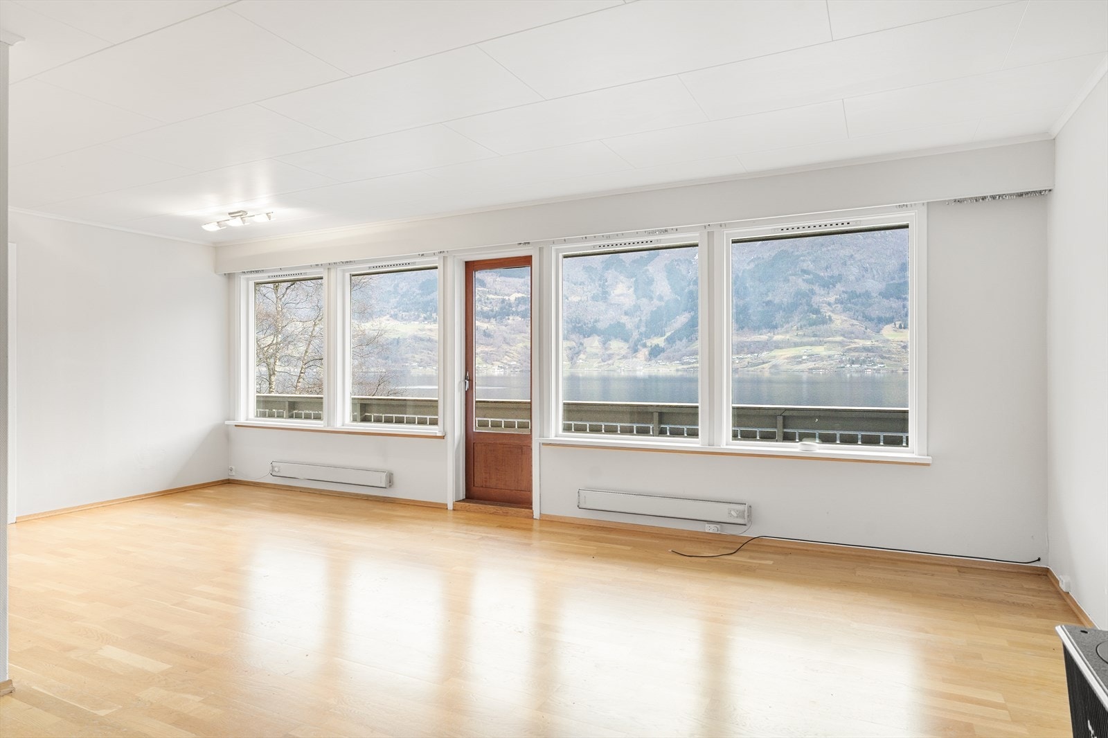 Reisetevegen 9 har lysmalte vegger og eikeparkettgulv som gir et lyst og trivelig uttrykk Galleribilde