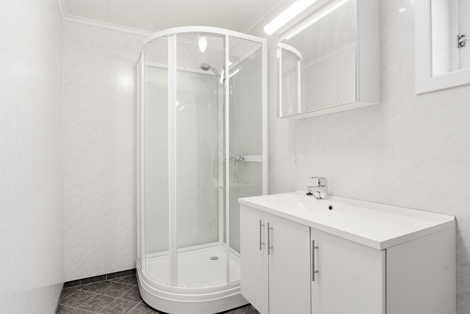 Pent baderom med flislagt gulv Galleribilde