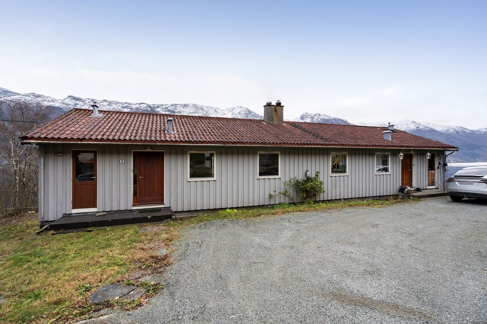 Stort gårdsrom med gode parkeringsmuligheter Galleribilde