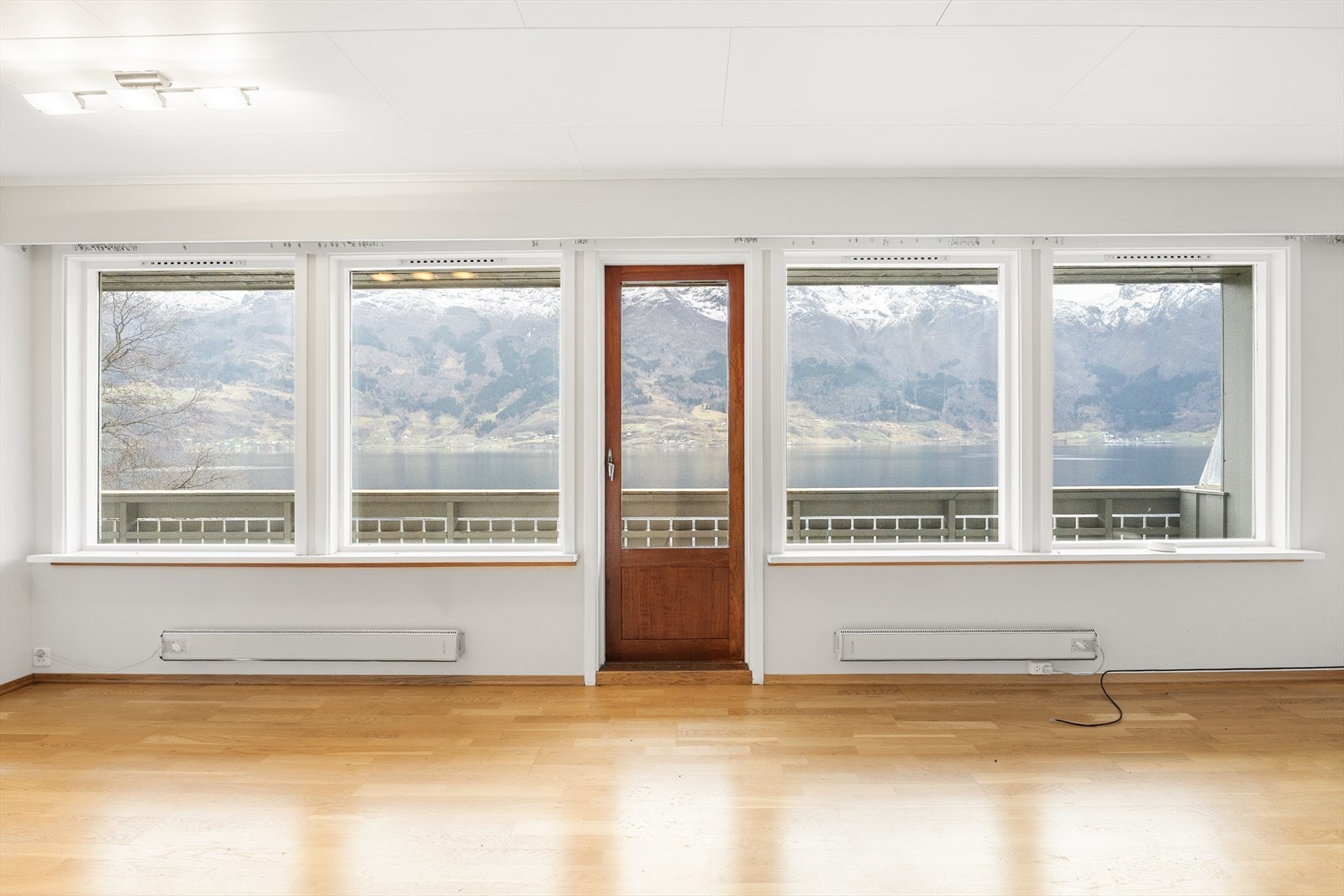 Boligen har store vindusflater mot den flotte utsikten. Galleribilde