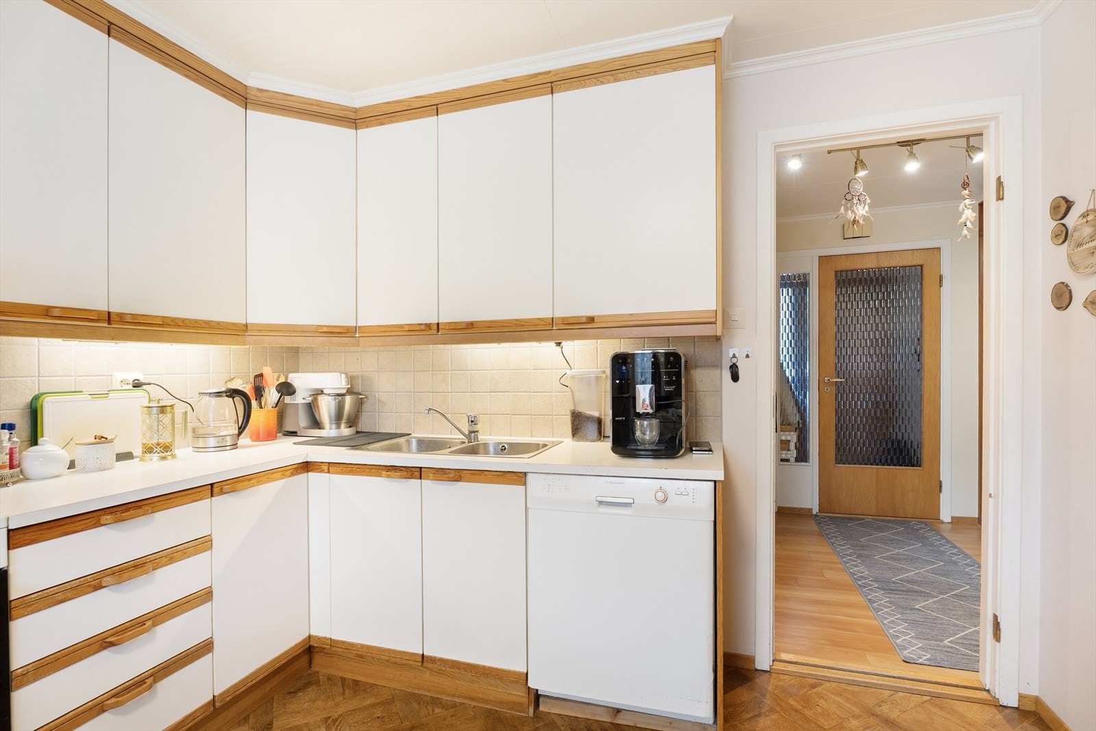 God skap- og benkeplass Galleribilde