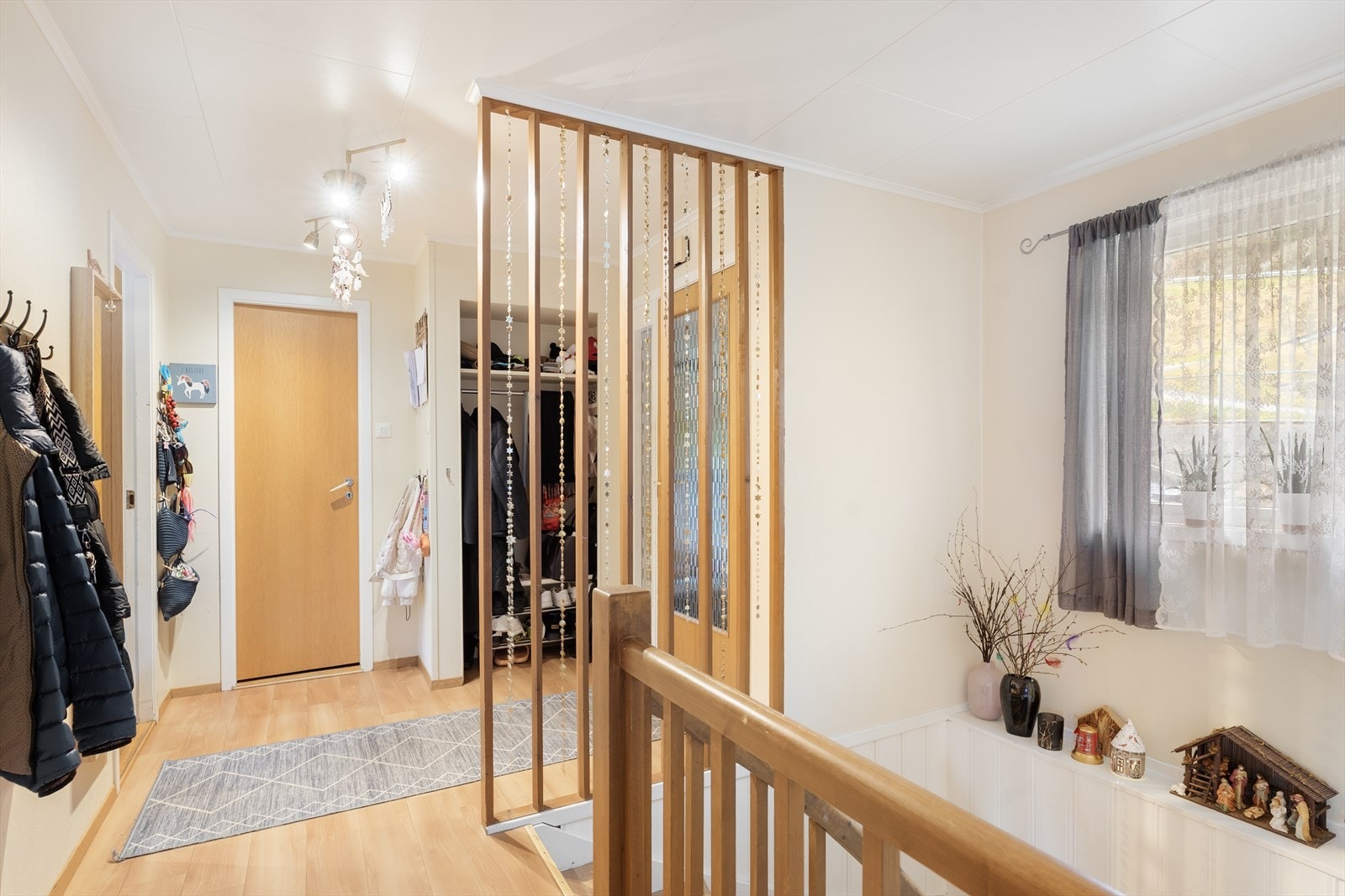 Lys og trivelig gang med gode plass til oppbevaring av yttertøy Galleribilde