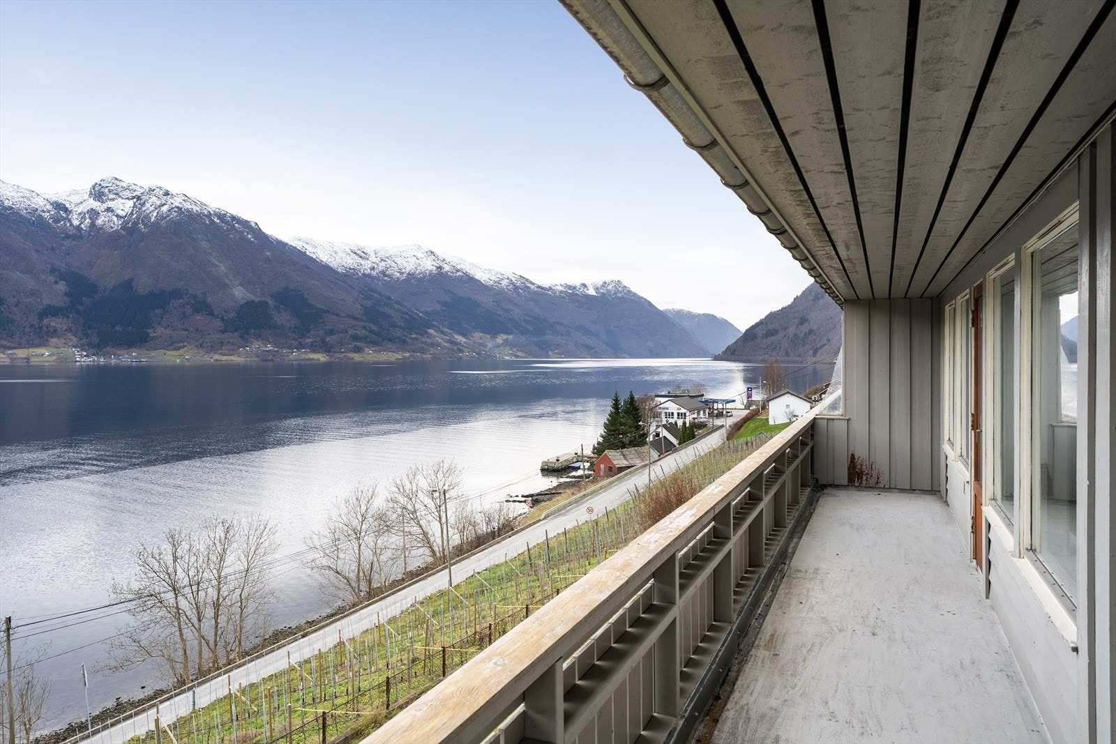 Stor balkong med flott utsikt over fjord og fjell Galleribilde