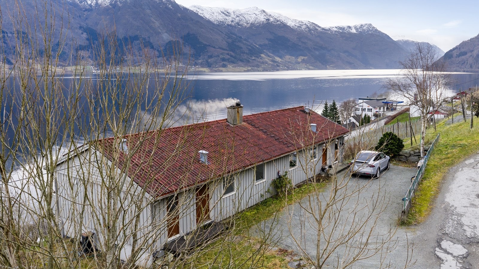 Tomten består hovedsakelig av gressplen og gruslagt gårdsrom Galleribilde