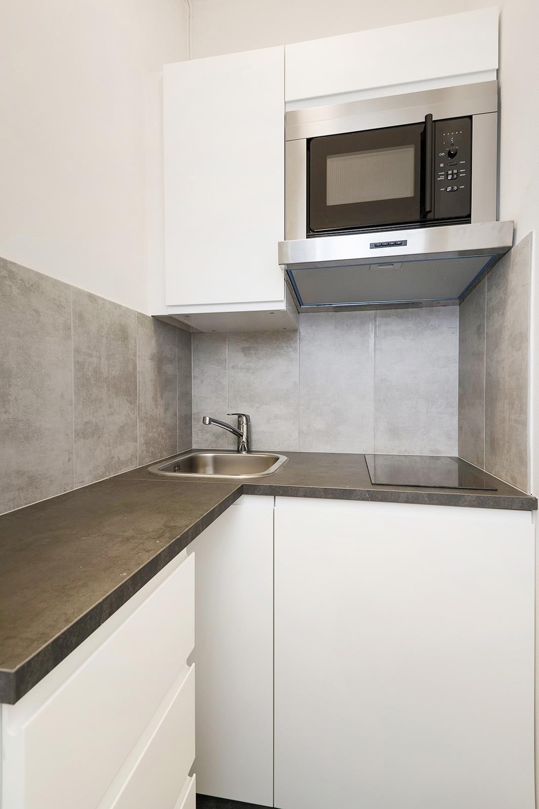 Hybel kjøleskap og mikro med ovn funksjon. Galleribilde