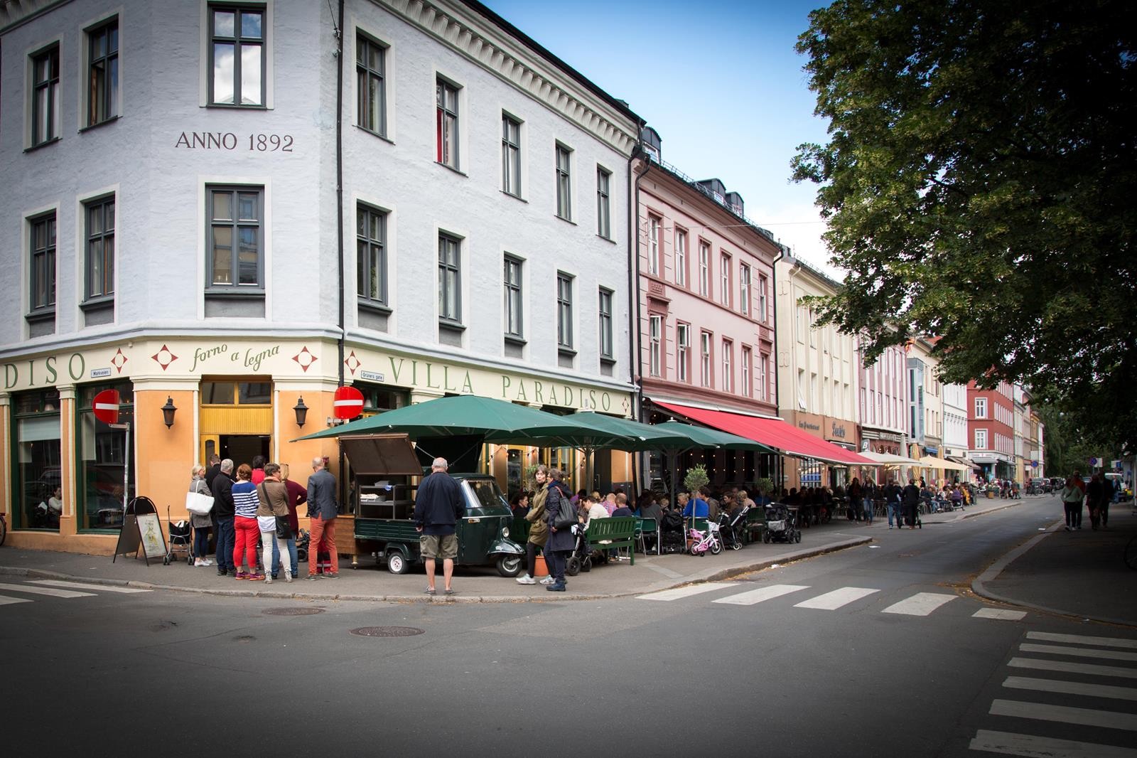 Grunerløkka med sitt yrende liv like i nærheten Galleribilde