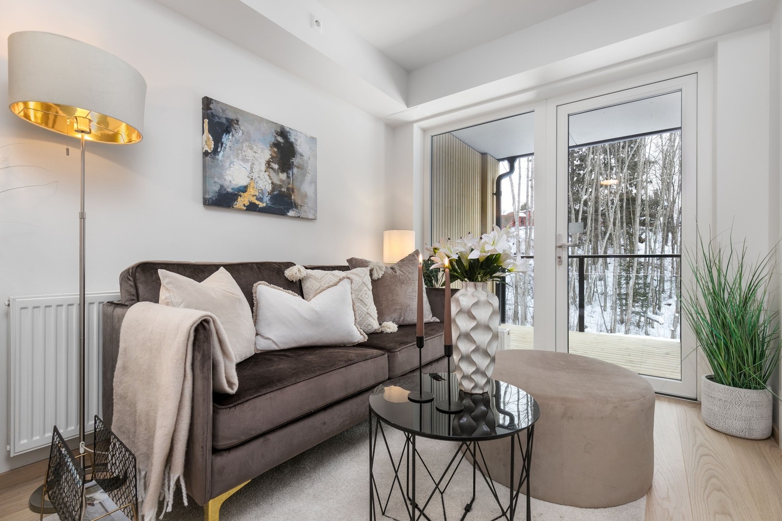 Gulvet i leiligheten er belagt med flott 1-stavs hvitpigmentert eikeparkett som strekker seg sømløst inn i de øvrige oppholdsrom. Galleribilde