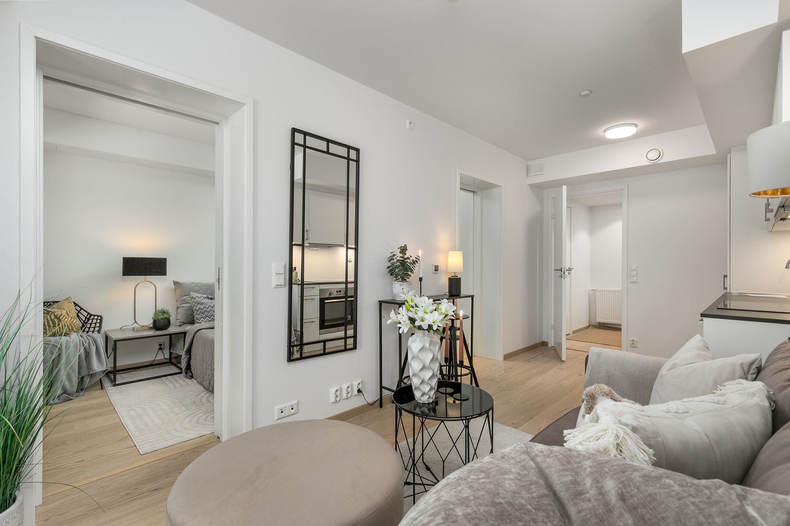 Store vinduer sørger for rikelig med innslipp av naturlig lys Galleribilde