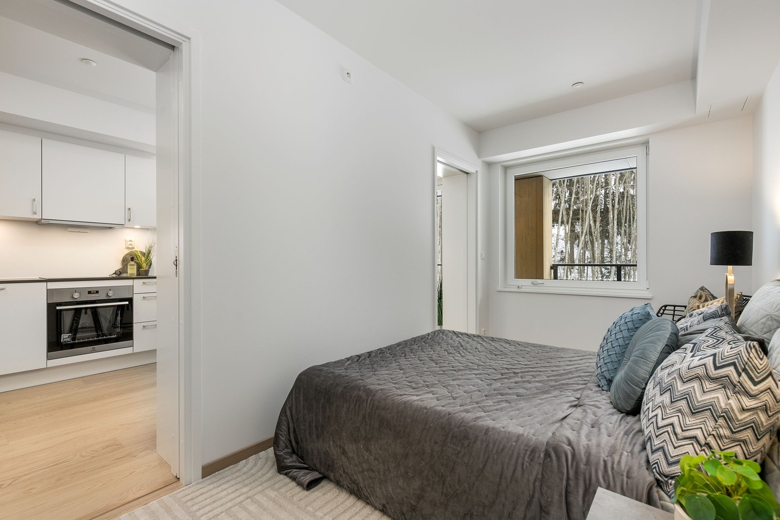 Soverommet har god plass til en større dobbeltseng med tilhørende nattbord Galleribilde