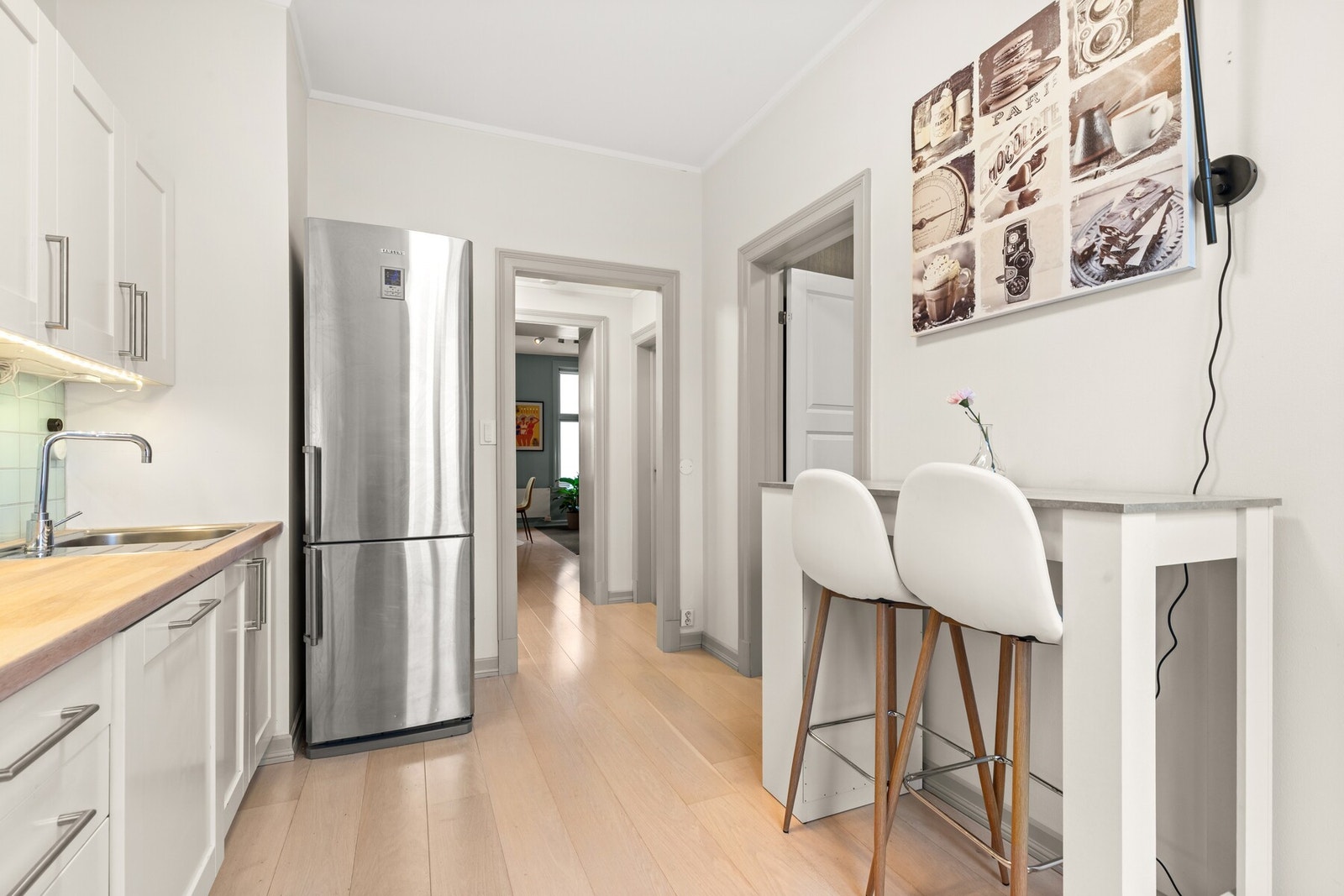 Praktisk separat spisekjøkken på eget rom. Galleribilde