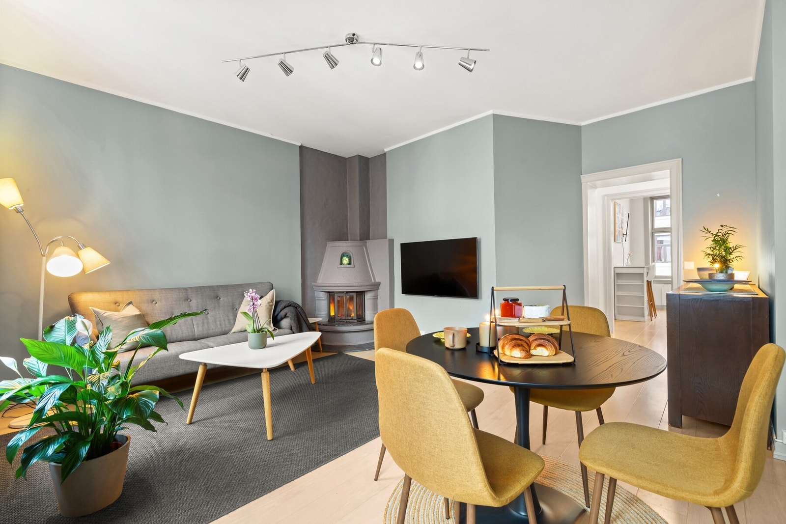 Rommets form gjør det enkelt å møblere med sofa, sofabord, mediemøblement og spiseseksjon. Galleribilde