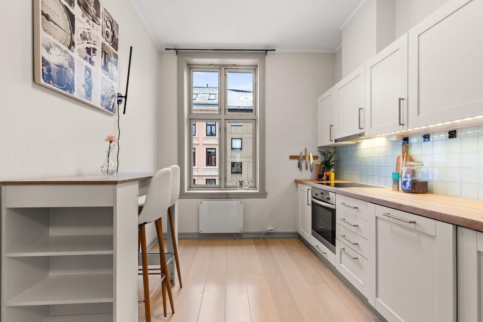 IKEA kjøkkeninnredning med profilerte fronter og heltre benkeplater. Galleribilde