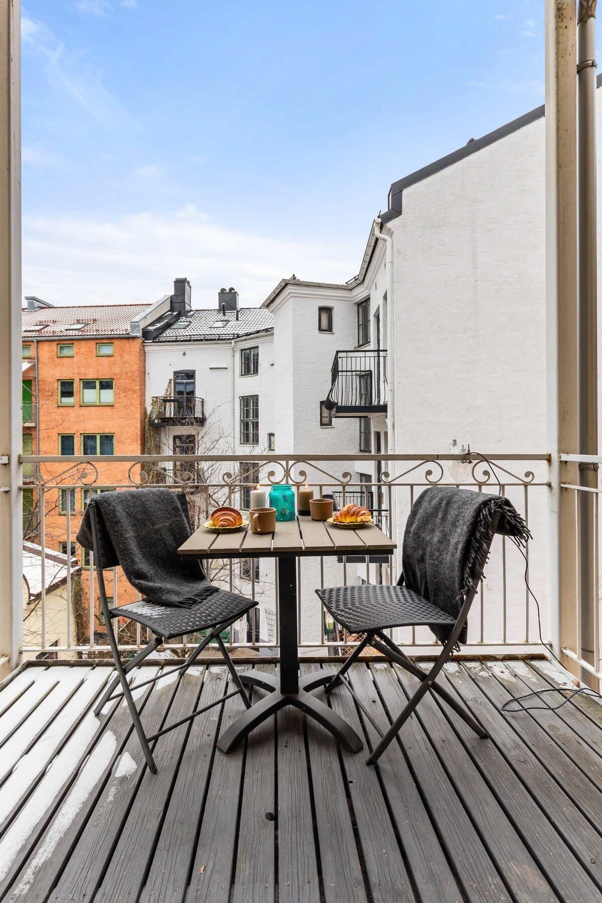 Fra stuen er det utgang til vestvendt balkong mot en grønn og hyggelig bakgård. Galleribilde