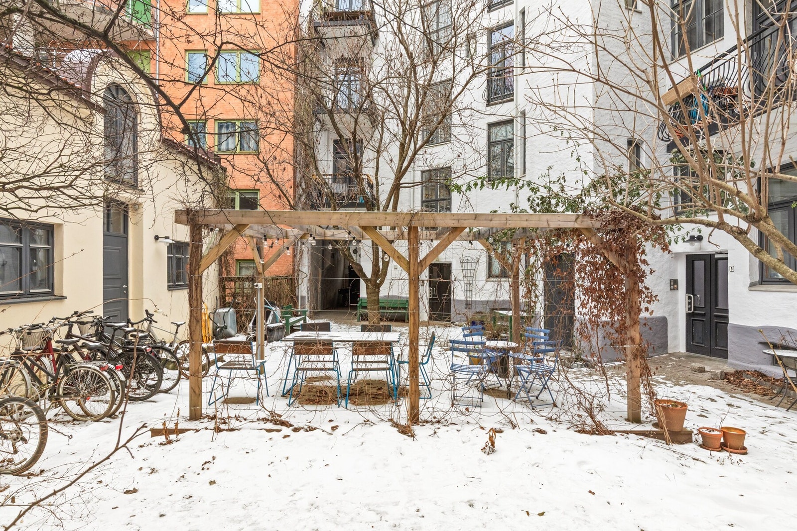 Bakgård. Galleribilde