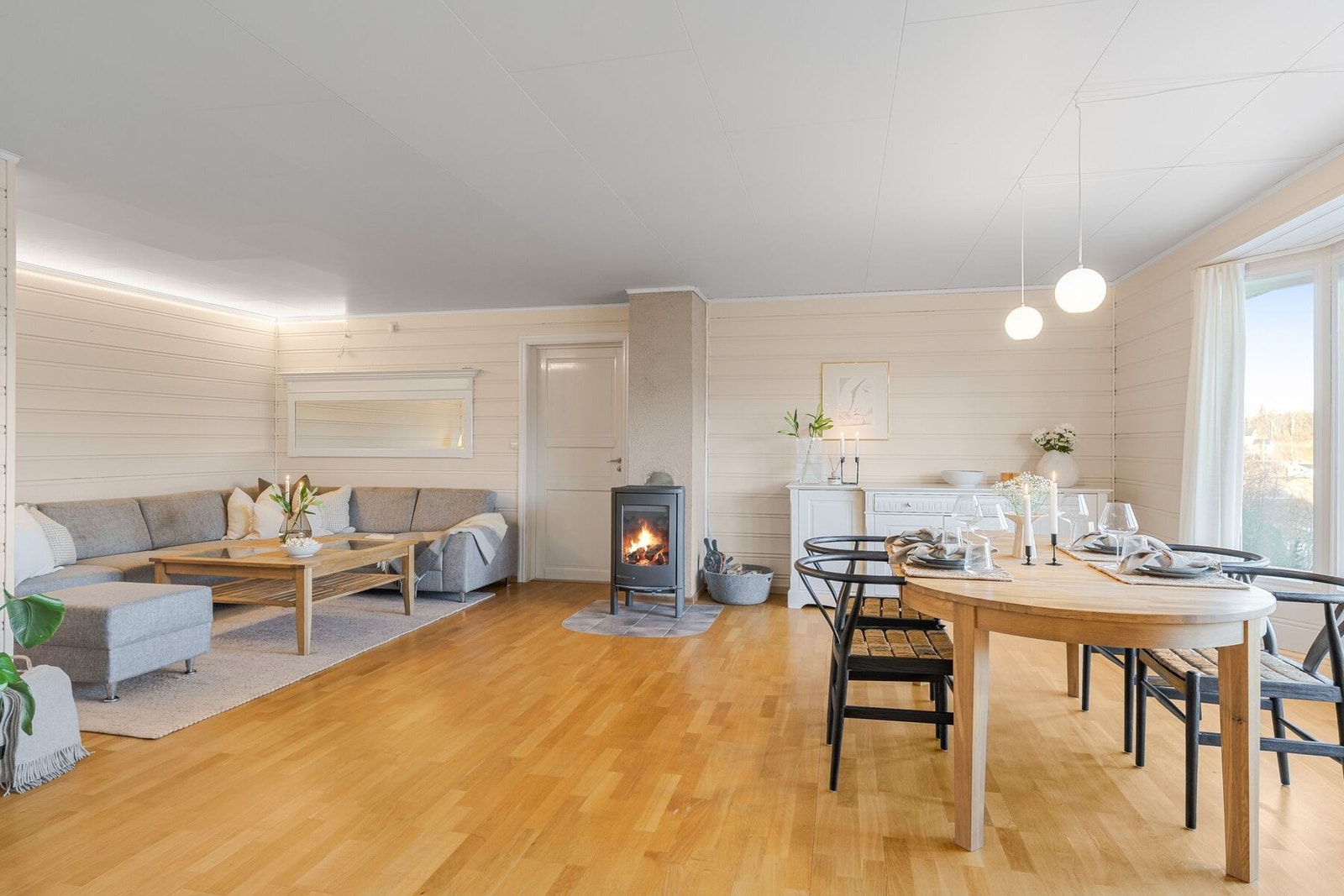 Her har man god plass til blant annet sofa, spisebord og TV-møblement m.m. Galleribilde