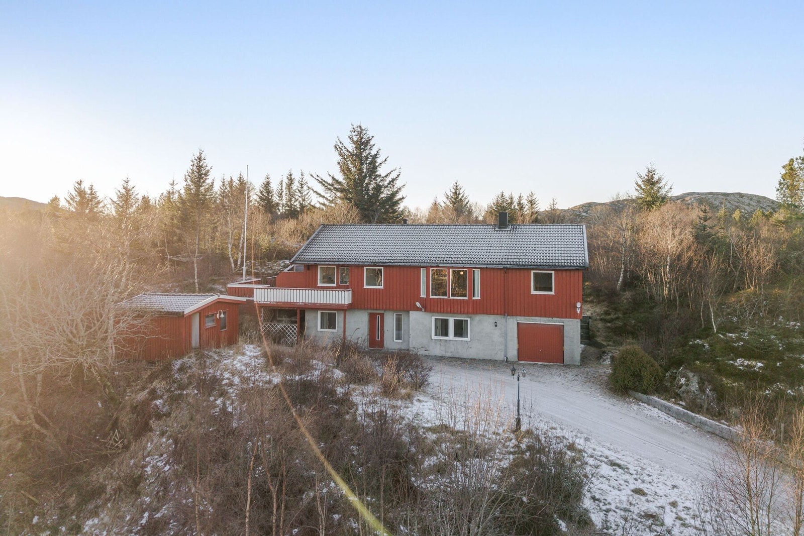 Enebolig beliggende i naturskjønne omgivelser på Mastad Galleribilde