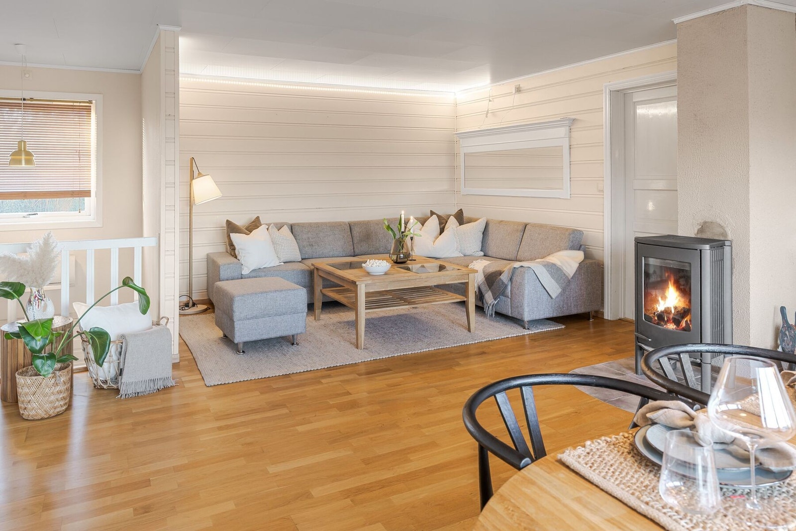 Lys, romslig stue på ca. 45 kvm. Galleribilde