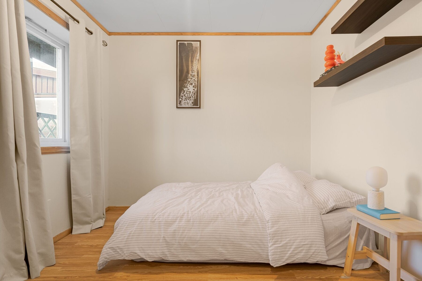 Det er 2 soverom i underetasjen Galleribilde