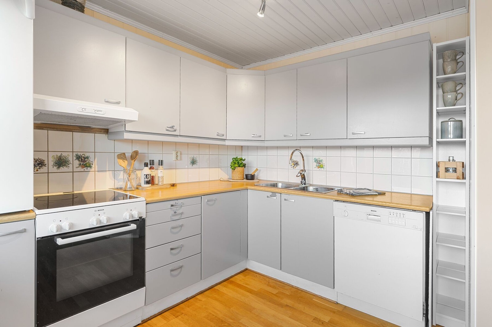 Kjøkkenet har godt med lagringsplass Galleribilde