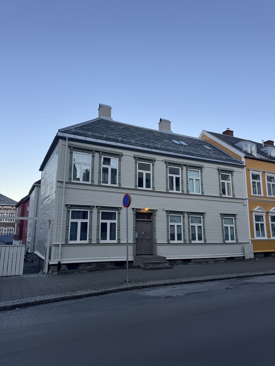 Fasade forgård Galleribilde