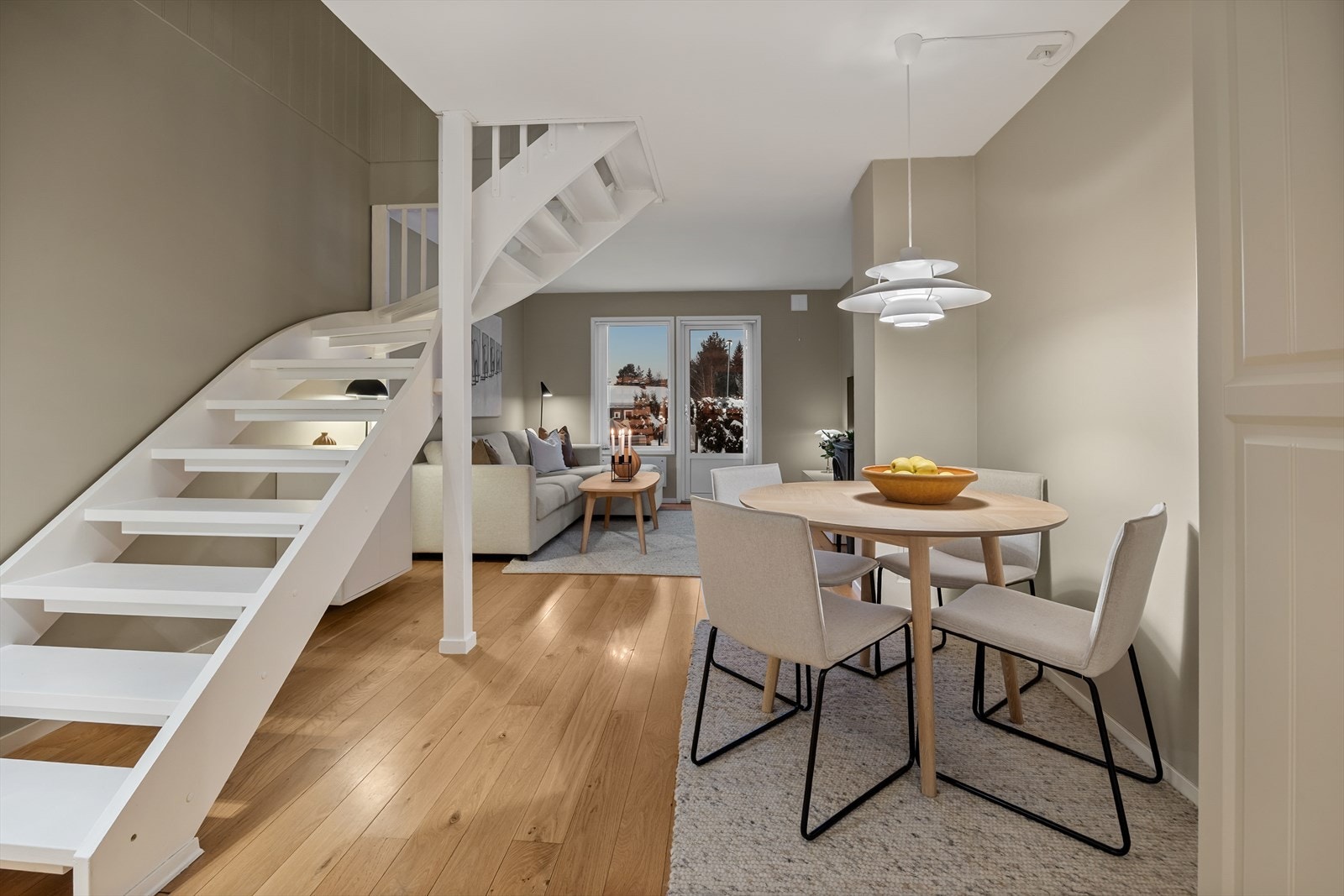 Leiligheten strekker seg over to plan og har et moderne uttrykk, en stavs parkett og delikate fargevalg Galleribilde