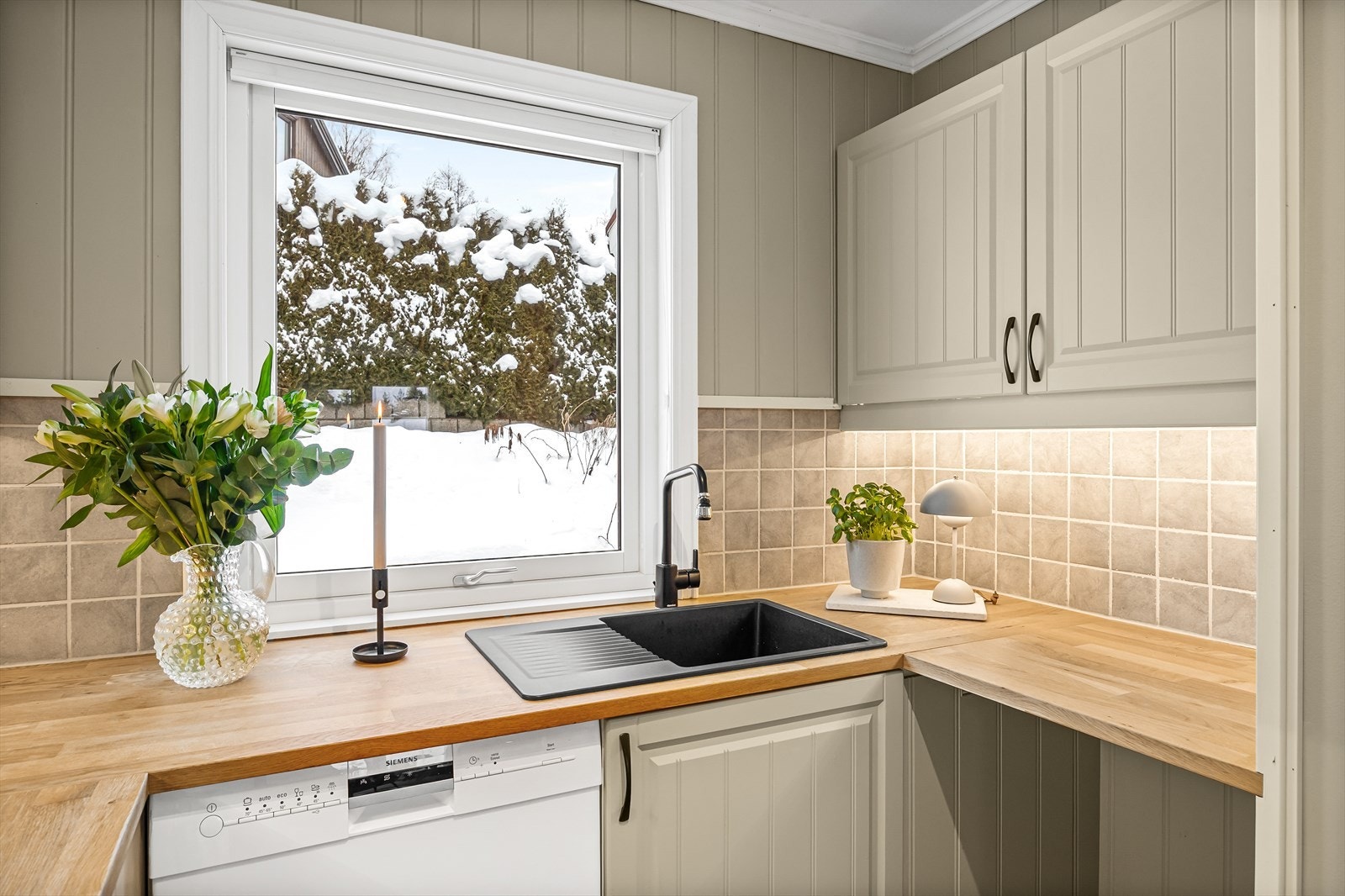 Kjøkkenet har en nyere benkeplate av heltre og nye vask og blandebatteri Galleribilde