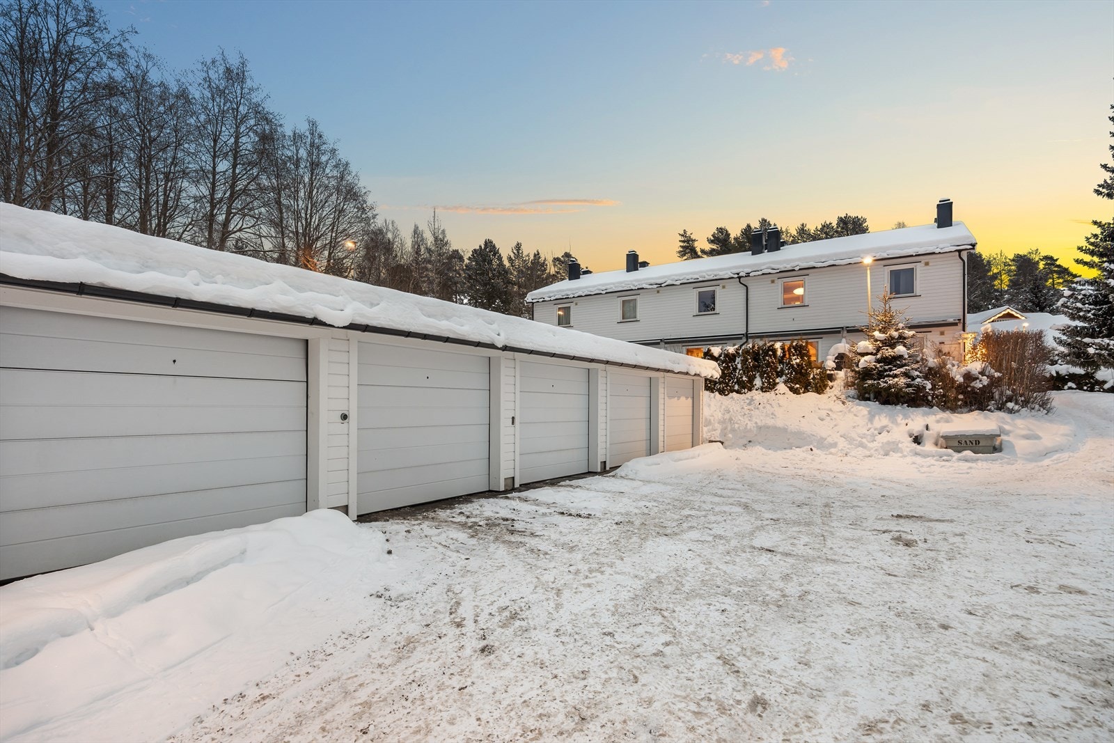 Boligen har en tilhørende garasje i garasjerekke med lagringsplass i tillegg til bil Galleribilde