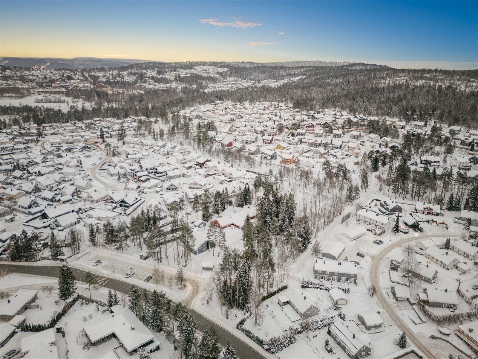 Områdene rundt boligen byr på flotte turmuligheter på gangvei eller mark. i tillegg til nærhet til skoler, barnehager og off. transport Galleribilde