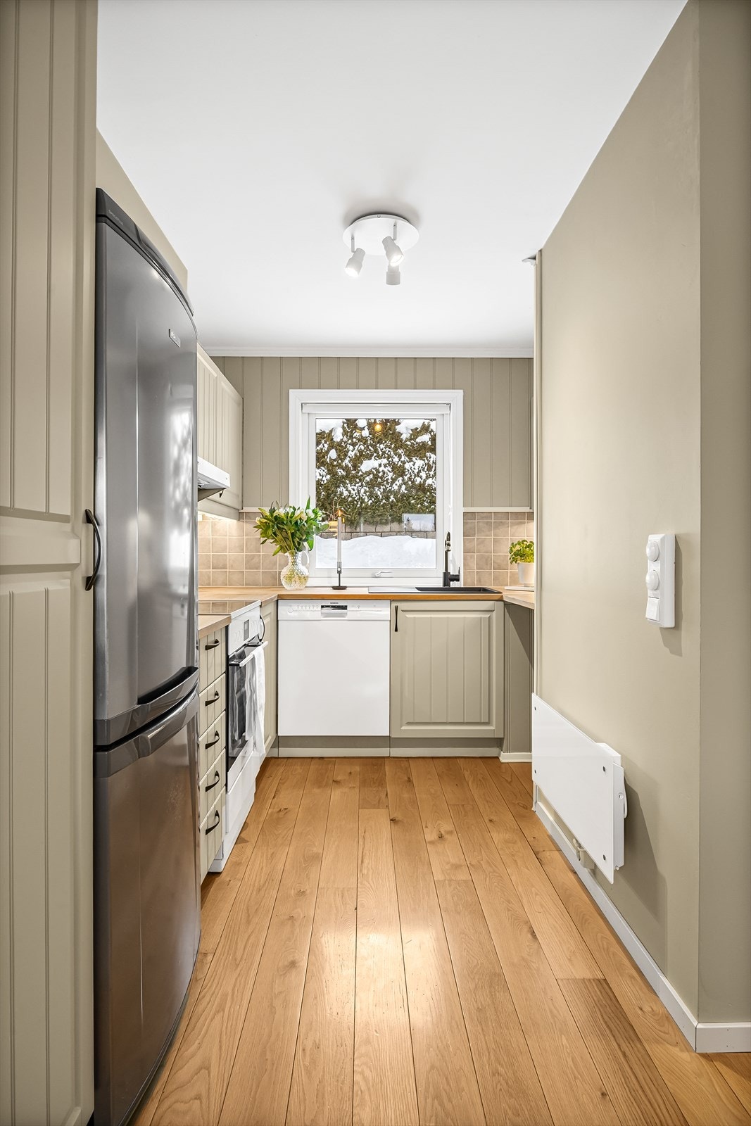 Pen en-stavs parkett og et moderne fargevalg gir leiligheten et stilrent uttrykk Galleribilde