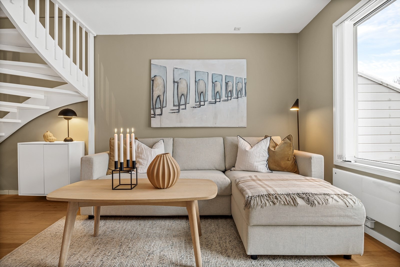 Første etasjen består av stue, kjøkken og gang. Dette i åpen løsning som lager en luftig følelse i rommet Galleribilde