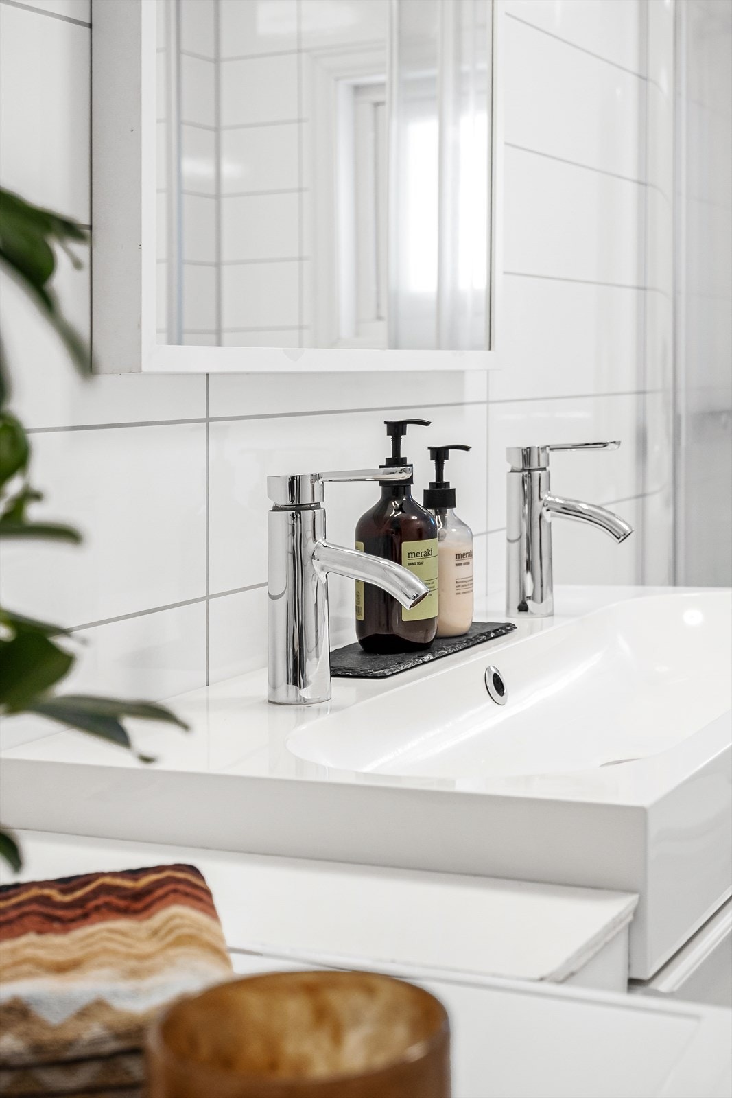 Opplegg for vaskemaskin, vegghengt servant innredning og dusjkabinett Galleribilde