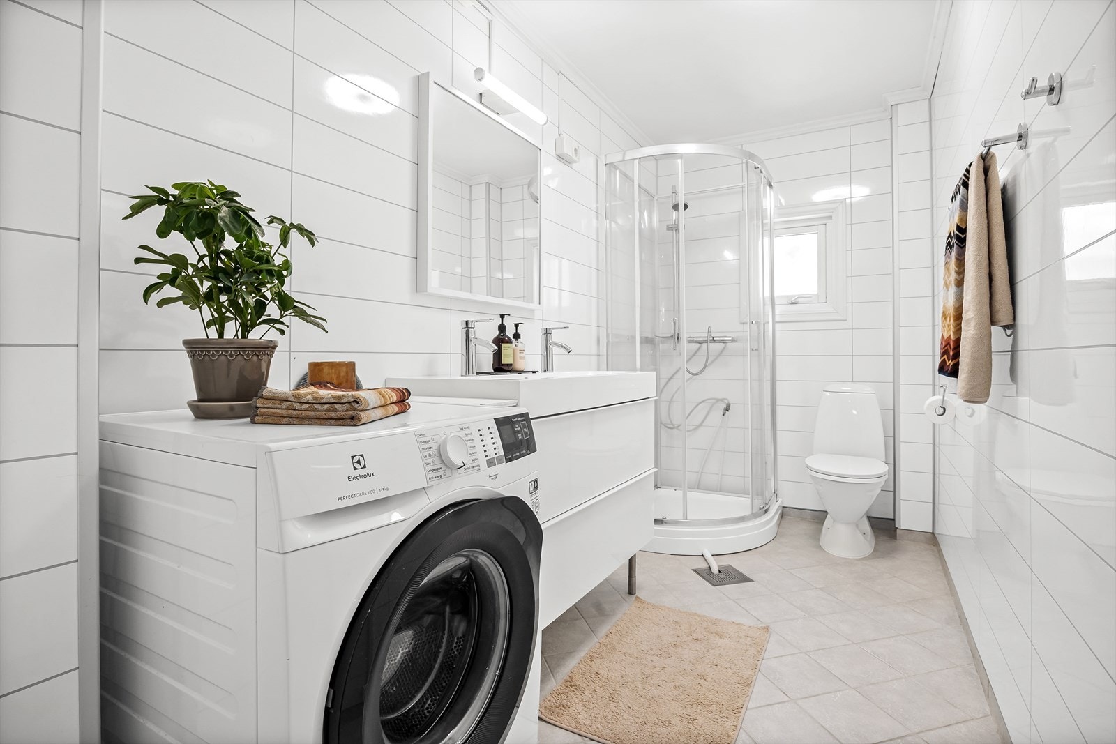 Badet er iflg. eier fra 2011, flislgat gulv med varmekabler og baderomsplater på vegg Galleribilde