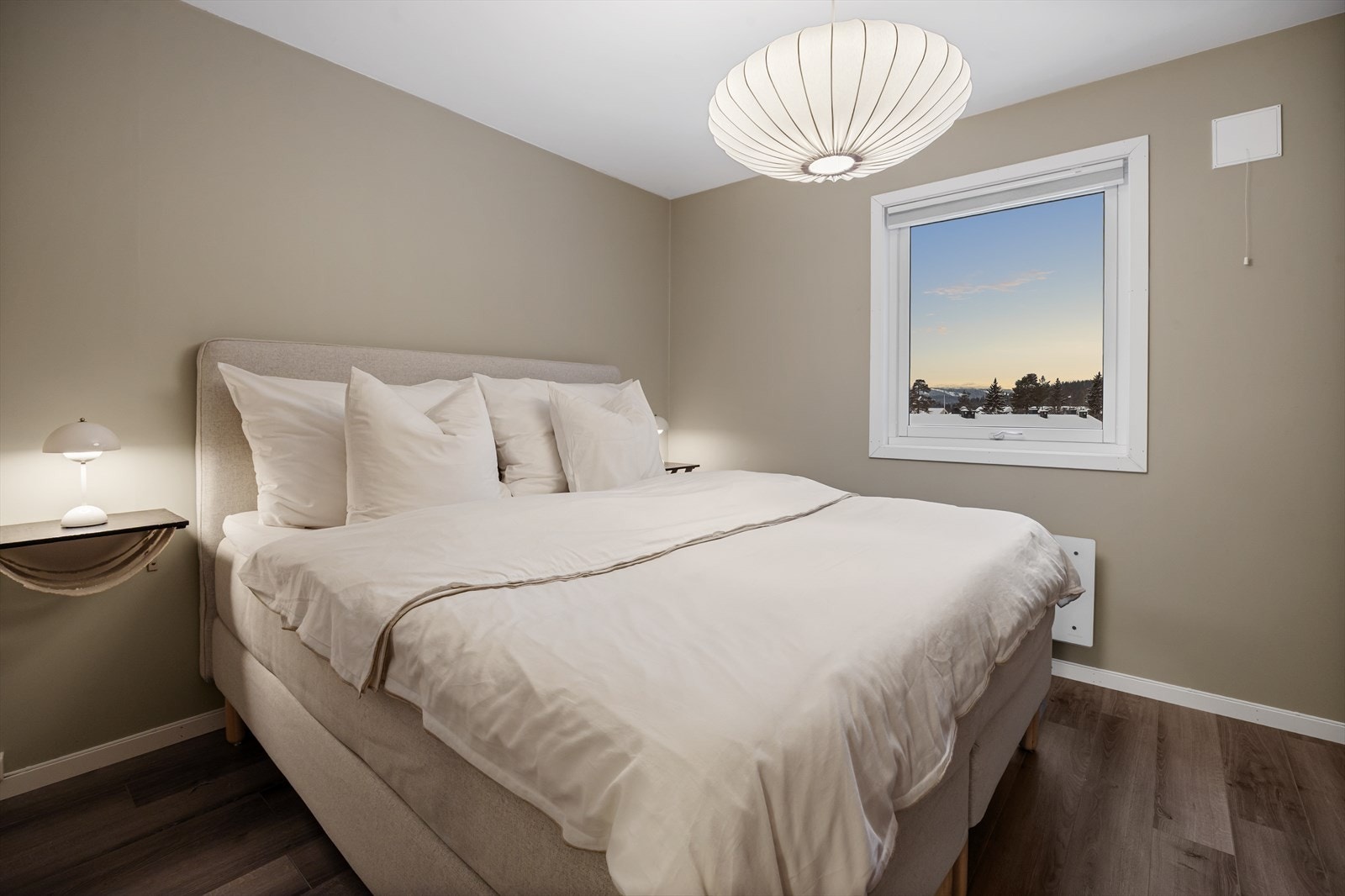 Hovedsoverom i god størrelse med plass for dobbelseng og nattbord Galleribilde