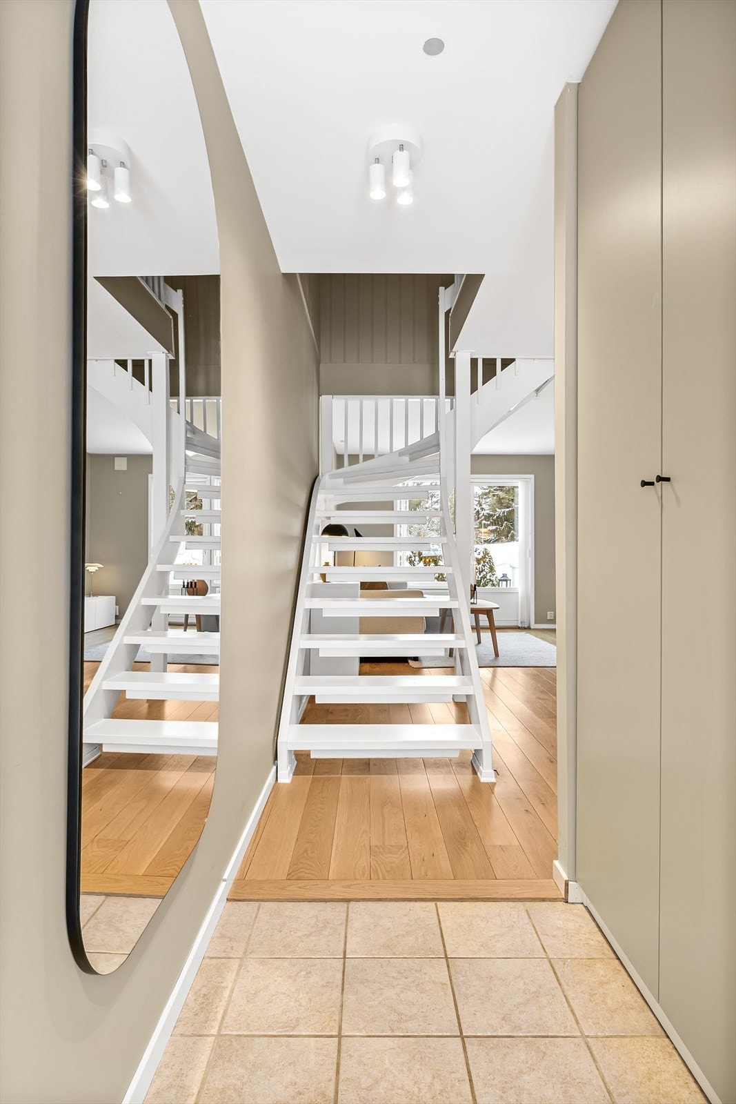 Gangen har flislagt gulv og plass til ytter- og skotøy Galleribilde