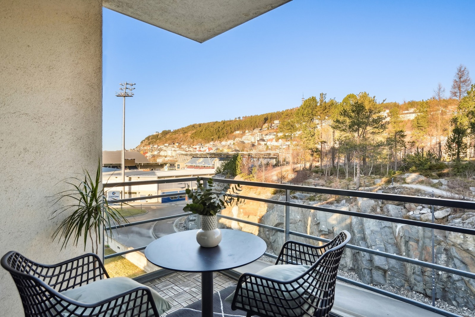 Leiligheten kan blant annet friste med en romslig balkong hvor man vil ha orkesterplass til både konserter og fotballkamper på stadion, samt til en nydelig utsikt opp mot Aksla. Galleribilde