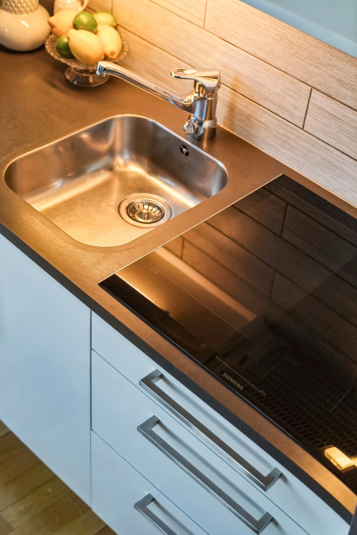 Over kokesonen er det kjøkkenventilator med avtrekk ut. Galleribilde