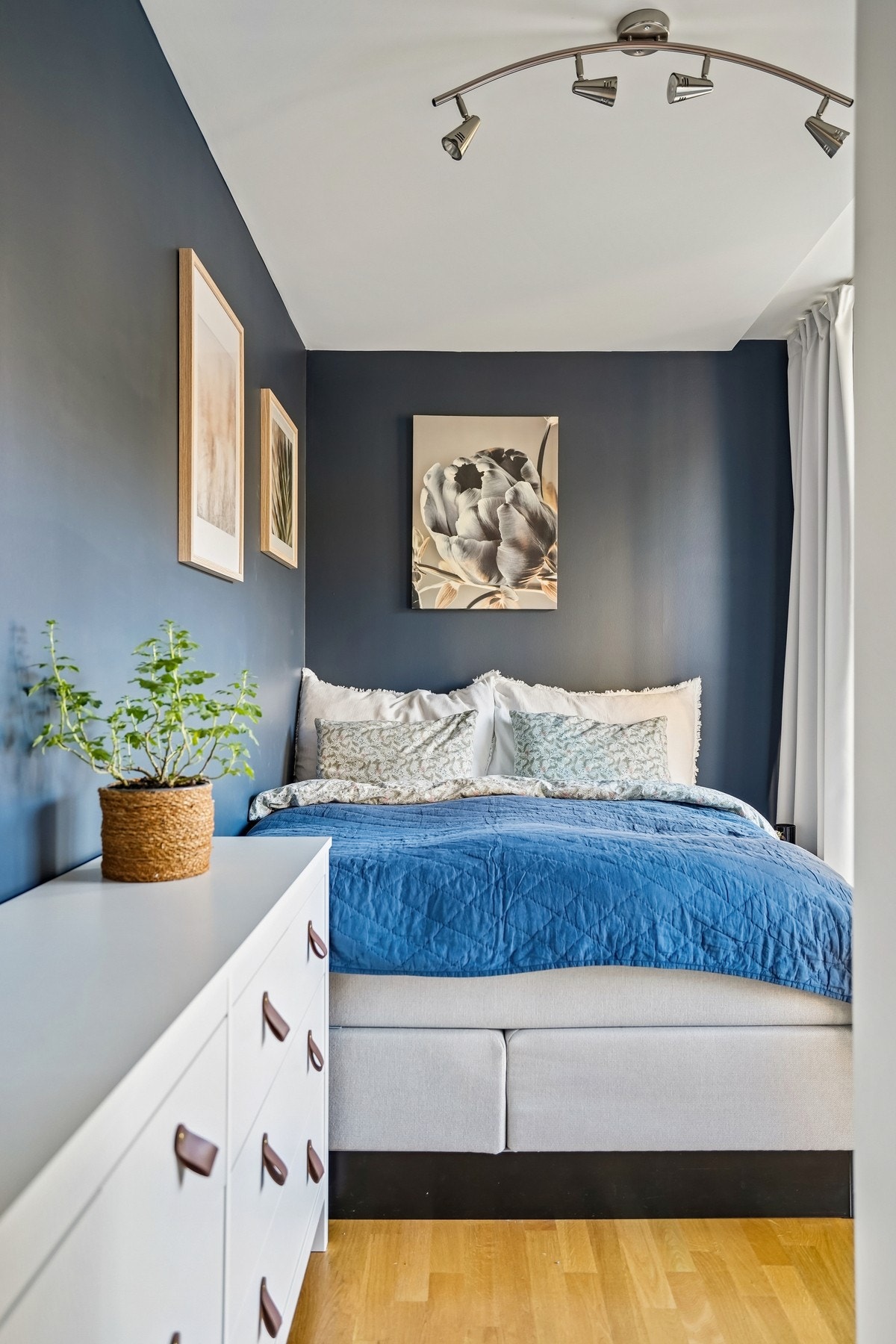 Soverommet har plass til dobbeltseng og møblement som kommode og garderobeskap. Galleribilde