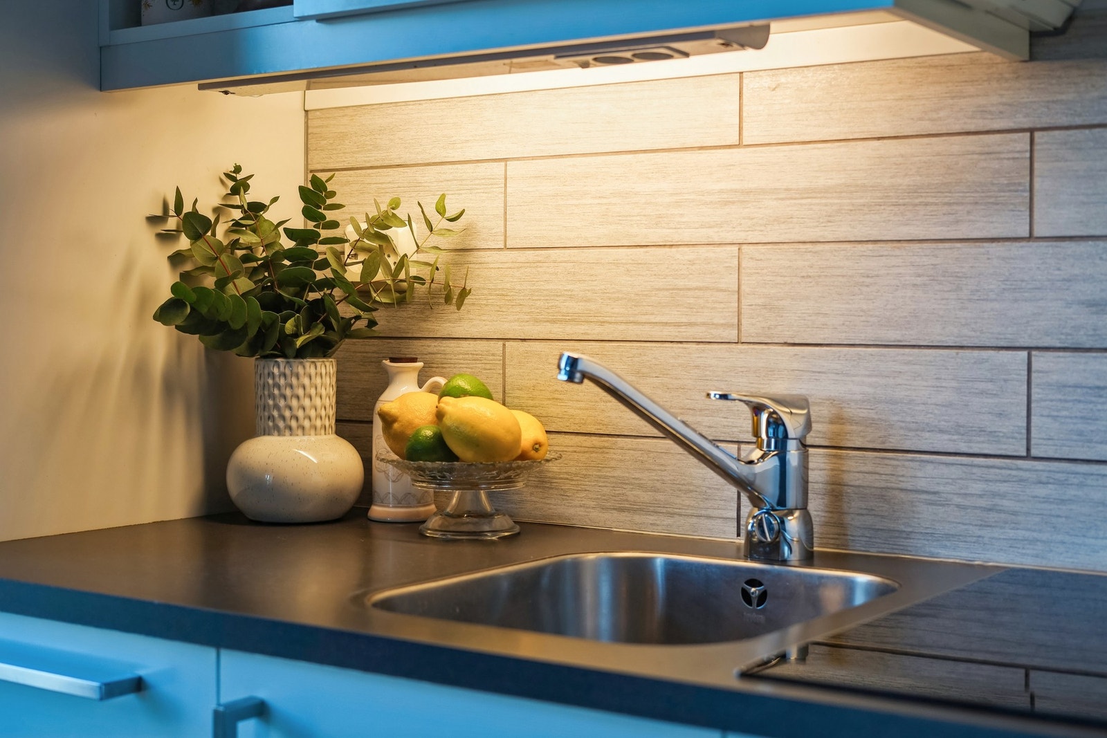 - med hvite glatte fronter og en laminat benkeplate med underlimt oppvaskkum. Galleribilde