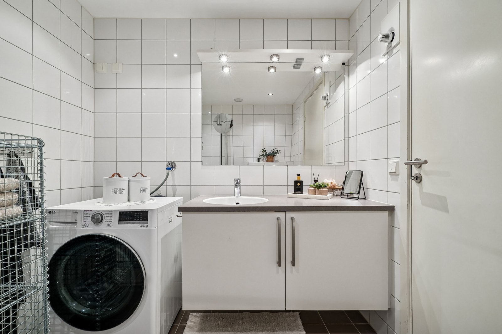 Badet kombineres med vaskerom og har opplegg for vaskemaskin. Galleribilde