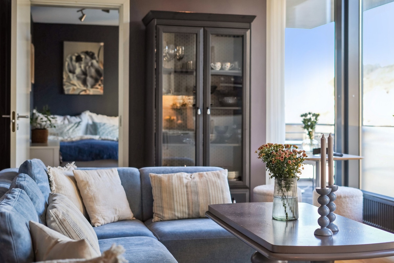 Stuen er i åpen løsning med kjøkkenet og har plass til spise- og sofagruppe. Galleribilde