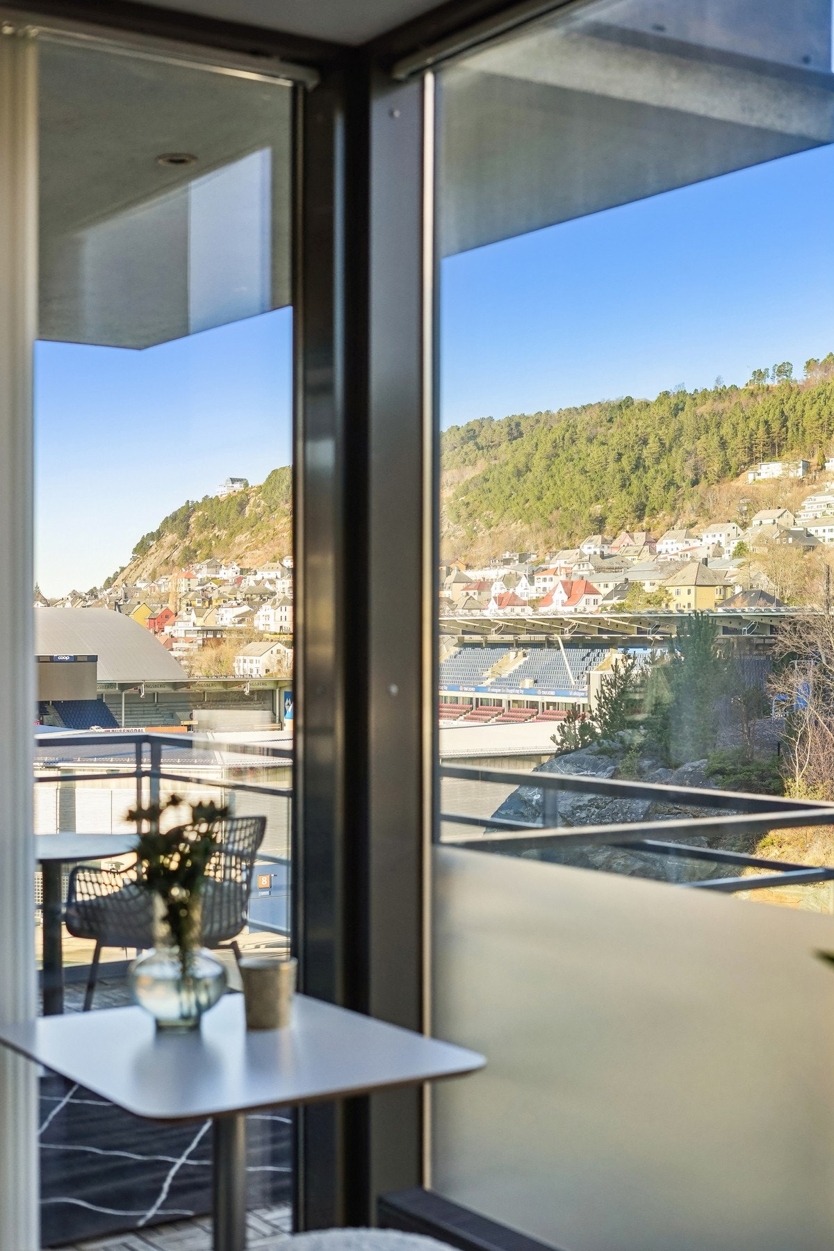 Store vindusflater er gjennomgående for leiligheten og bidrar til et flott lysinnslipp, i tillegg til å bevare den fine utsikten mot bysentrum og opp mot Fjellstua. Galleribilde